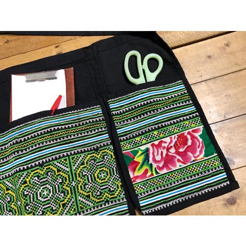 カフェエプロン　モン族刺（グリーン系）　タイ雑貨　タイ料理　エプロン　モン族　民族衣装 |  | 04