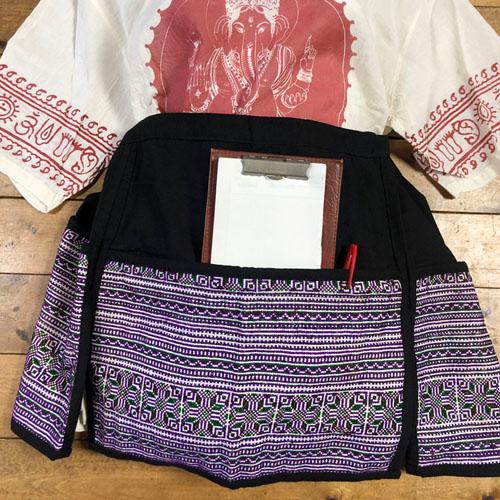 カフェエプロン　モン族刺（パープル系）　タイ雑貨　タイ料理　エプロン　モン族　民族衣装 | 