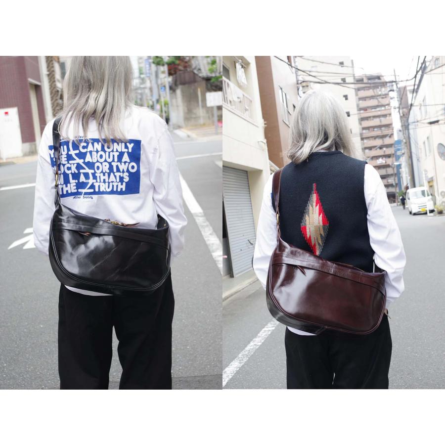 インセプション ショルダーバッグ 新喜皮革 茶芯レザー 馬革 ホースハイド ラージ バナナバッグ IPHSB-08の画像