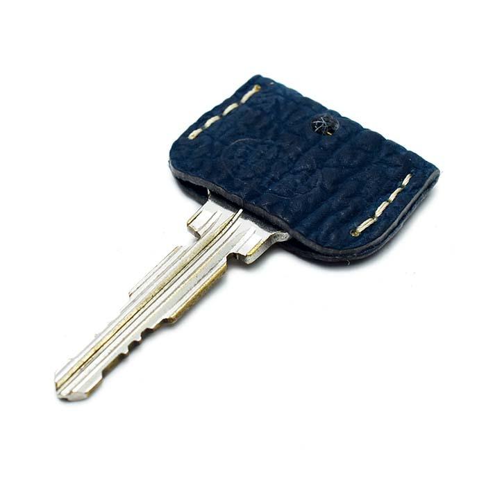 キーカバー オリジナル キーキャップ キーケース 日本製 本革 横幅27mmまでの鍵に対応 合鍵の不正複製防止 シャークスキン インディゴブルー 送料無料 |  | 01