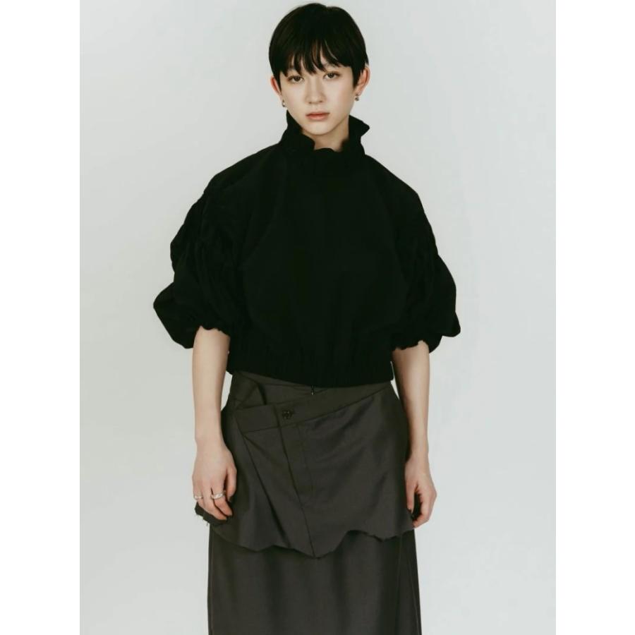 Knuth Marf フリル付き黒半袖Tシャツ Knuth Marf（クヌースマーフ） ブラウス メニー ウェイ フリル