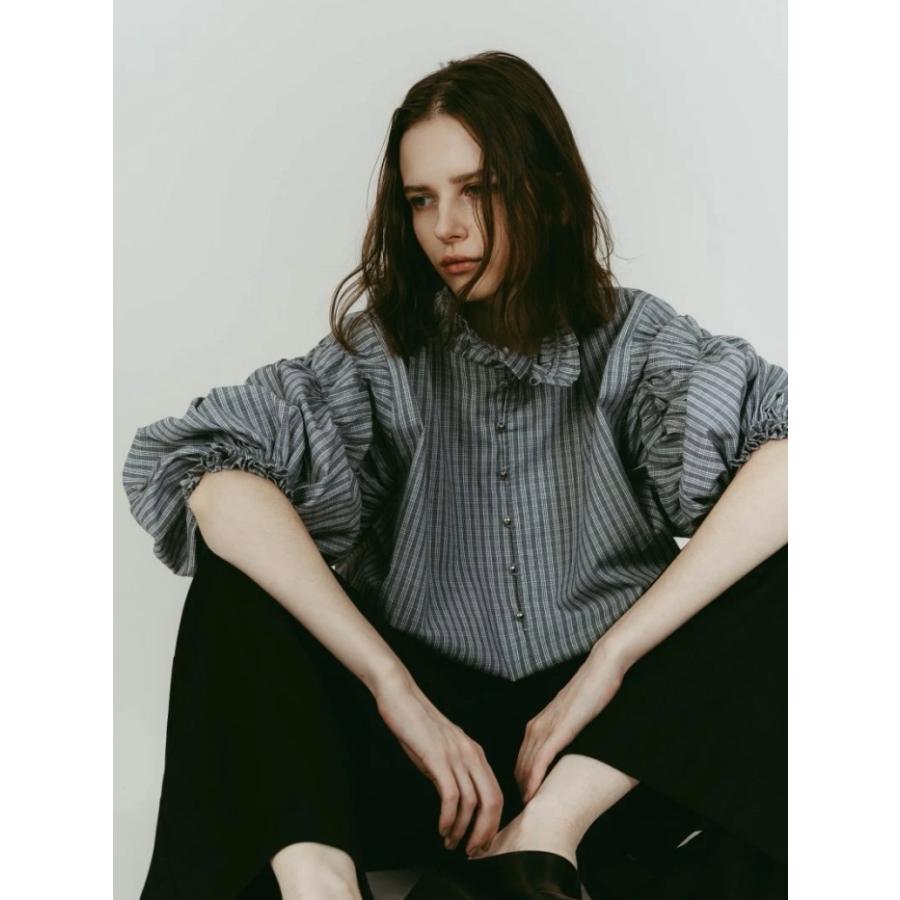 Knuth Marf フリル付き黒半袖Tシャツ Knuth Marf（クヌースマーフ） ブラウス メニー ウェイ フリル