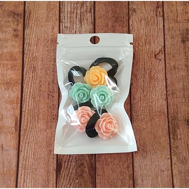 ホワイト系 バラ園のオシャレうさちゃん ラウンドレジンヘアゴム