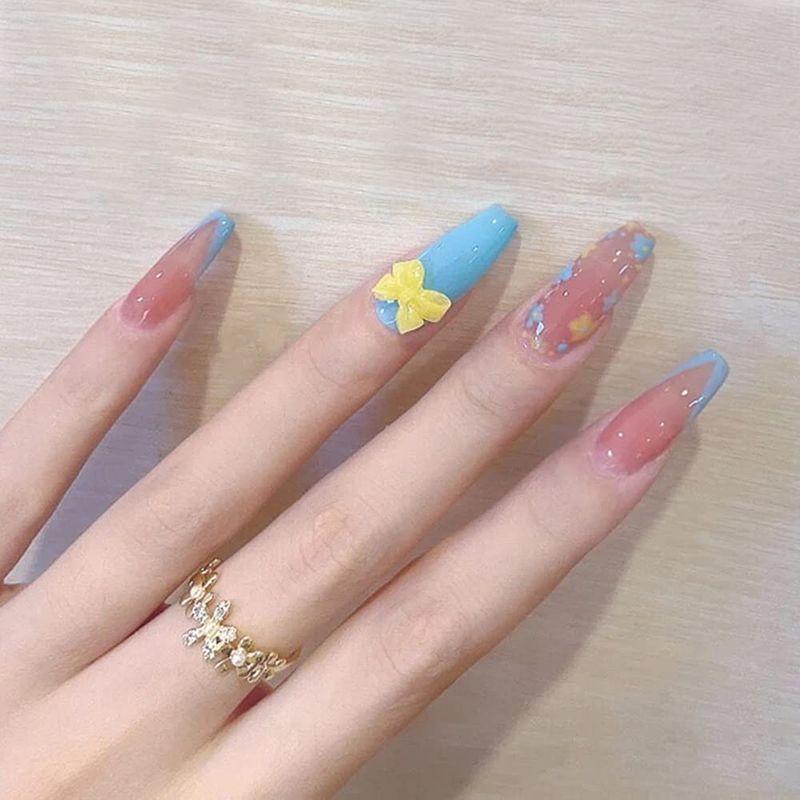 24枚入り ネイルチップ とんがり フレンチ ネイル 大人 ブルー 水色ネイル 優しい色合いの押し花と蝶々を合わせた 春らしい大人可愛いデザ チェリー21 通販 Yahoo ショッピング