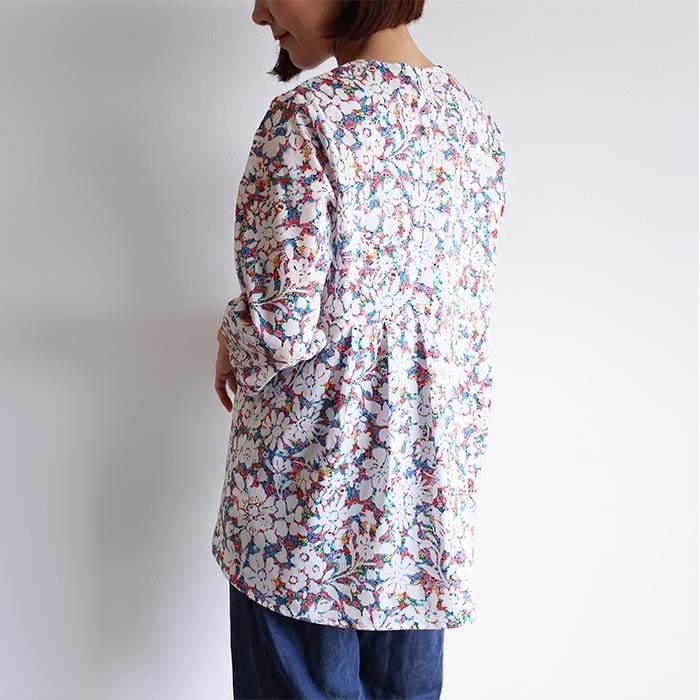 リバティ 後ろデザインブラウス ＜アナベラソープ＞ タックデザイン 七