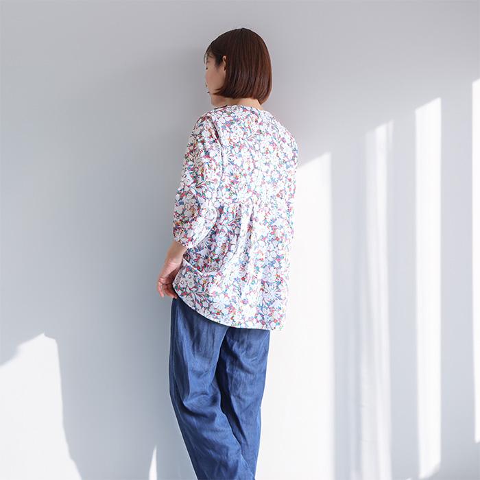 リバティ 後ろデザインブラウス ＜アナベラソープ＞ タックデザイン 七