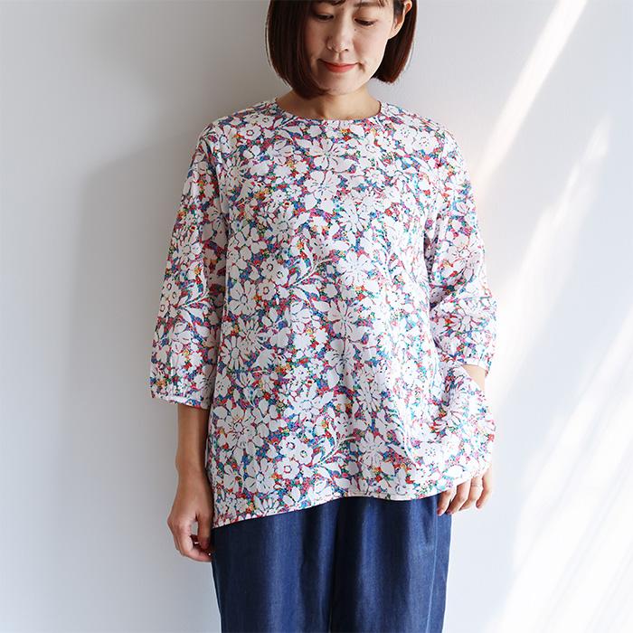 リバティ 後ろデザインブラウス ＜アナベラソープ＞ タックデザイン 七