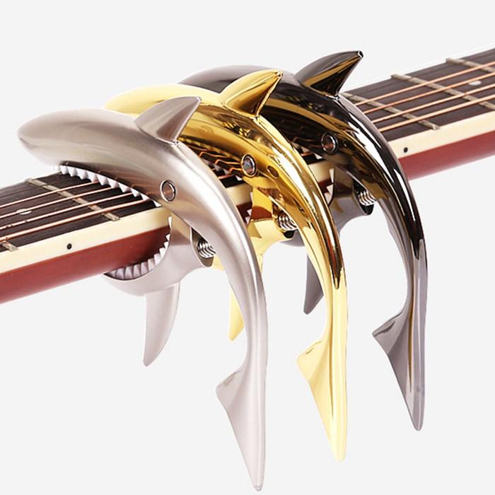 サメ型カポタスト シャークカポ ギターアクセ ワンタッチ メタリック チューニング スピード着脱 弦を押さえる 噛みつき ゆうパケットで送料無料 Chi Gc 30 R 05n Chic 通販 Yahoo ショッピング