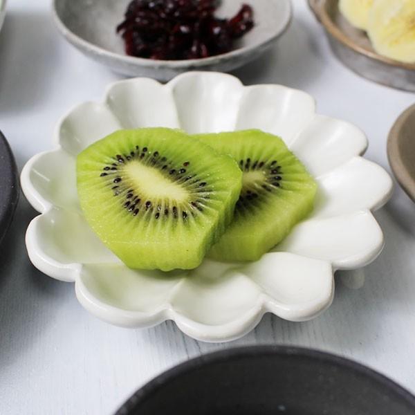 おしゃれで可愛い輪花の豆皿 少量の果物やデザートの盛り付け皿
