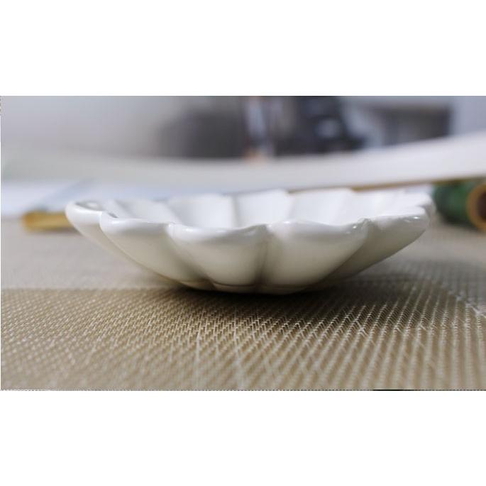 おしゃれで可愛い輪花の豆皿 少量の果物やデザートの盛り付け皿