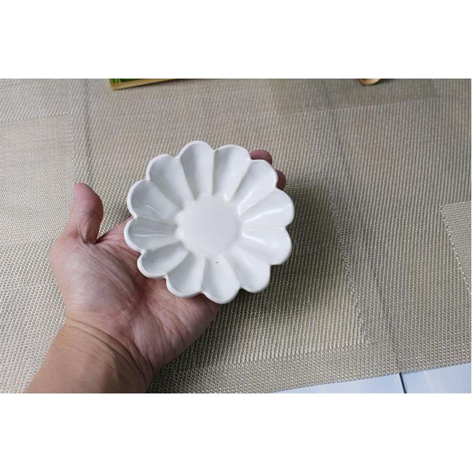 おしゃれで可愛い輪花の豆皿 少量の果物やデザートの盛り付け皿