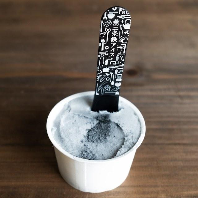 ギフト 燕三条鉄アイス 2個 アイススプーン ２本 デザイナーズBOX入 |  | 02