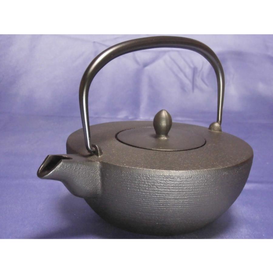 直営 アウトレット 店 南部鉄器 岩手県盛岡 鉄瓶 直火使用可 藍花 糸目銚子 黒 ６００ｃｃ 大阪販売中 Superavila Com