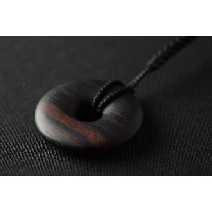 ストラップ 根付 円 縞黒檀 携帯ストラップ キーホルダー 木製 シンプル デザイン 無垢 高品質 上質 ギフト プレゼント 贈り物 |  | 01