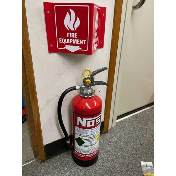 雰囲気◎超重厚◎一点物！アメリカンヴィンテージ雑貨FIRE SIGN消火器標識 FIRE EQUIPMENT 消火器 看板 消防標識 セキュリティサイン