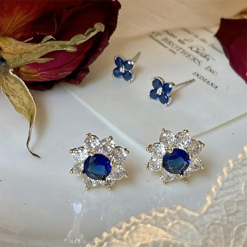 ティファニーブルーの贅沢なジルコンピアス女性の洗練された高級感の