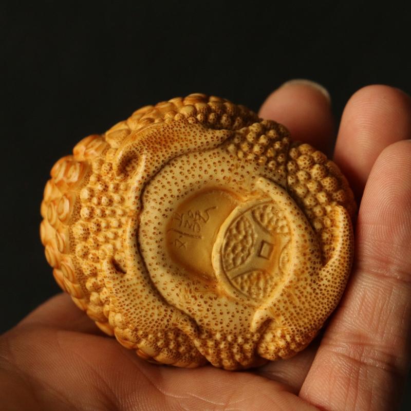 の名家劉衛強純が三足の金蟾を手作業で彫刻した手による竹の根彫りは財宝を招く_5