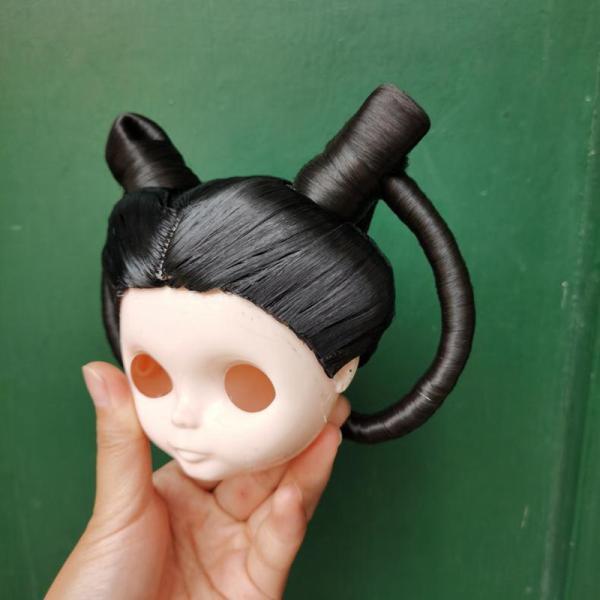 アンティークブルージュ 壺を頭にのせ歩く古代の女性と花束 ボビン