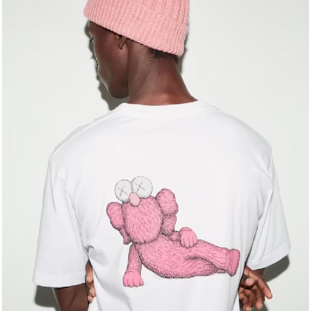 ユニクロ UNIQLO × Kaws カウズ UT グラフィックTシャツ (半袖 ユニクロ UNIQLO × Kaws カウズ UT グラフィックTシャツ (半袖