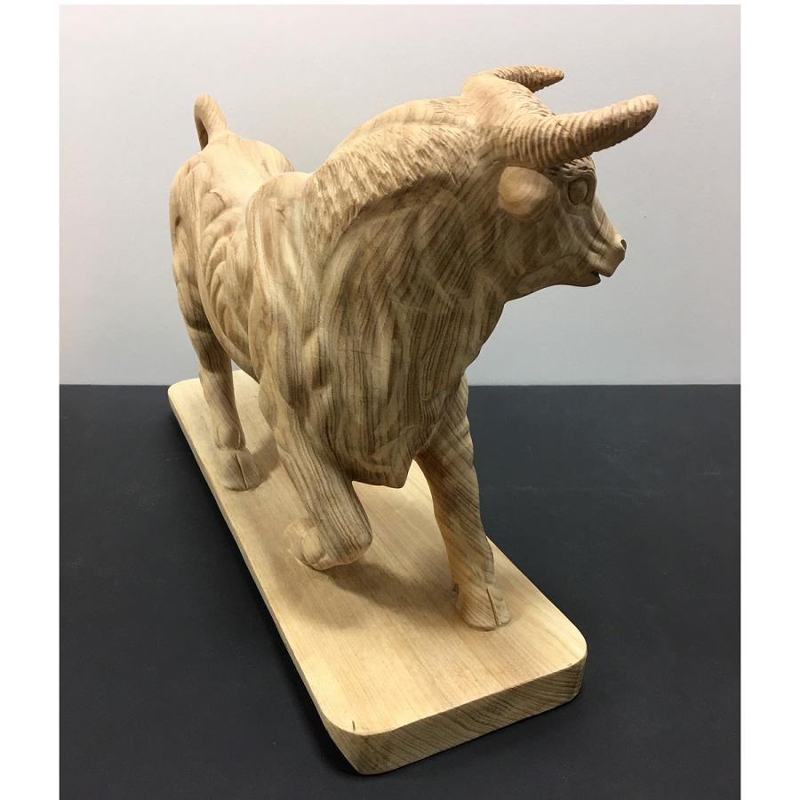 くす一木彫 彫刻 雄牛像 白木仕上げ 高さ約33cm　〜逞しい雄牛を台座ごと一木造りで彫り出した希少な彫刻です