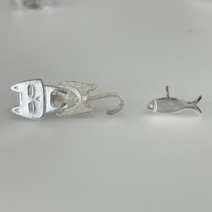 ハンドメイド ピアス アシメ いちご畑 ホワイト にゃんこ 猫 ハンドメイド ピアス アシメ いちご畑 ホワイト にゃんこ 猫