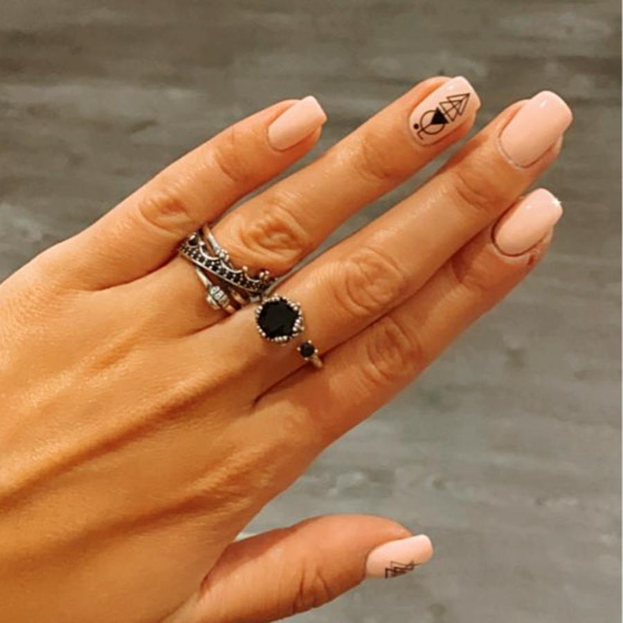 指輪 リング レディース シルバーリング アンティーク クリスタル ブラック 黒 王冠 波 ウェーブ シルバー フリーサイズ オープンリング 調整可 Ring 434 ちゅらネット にふぇーでーびる 通販 Yahoo ショッピング