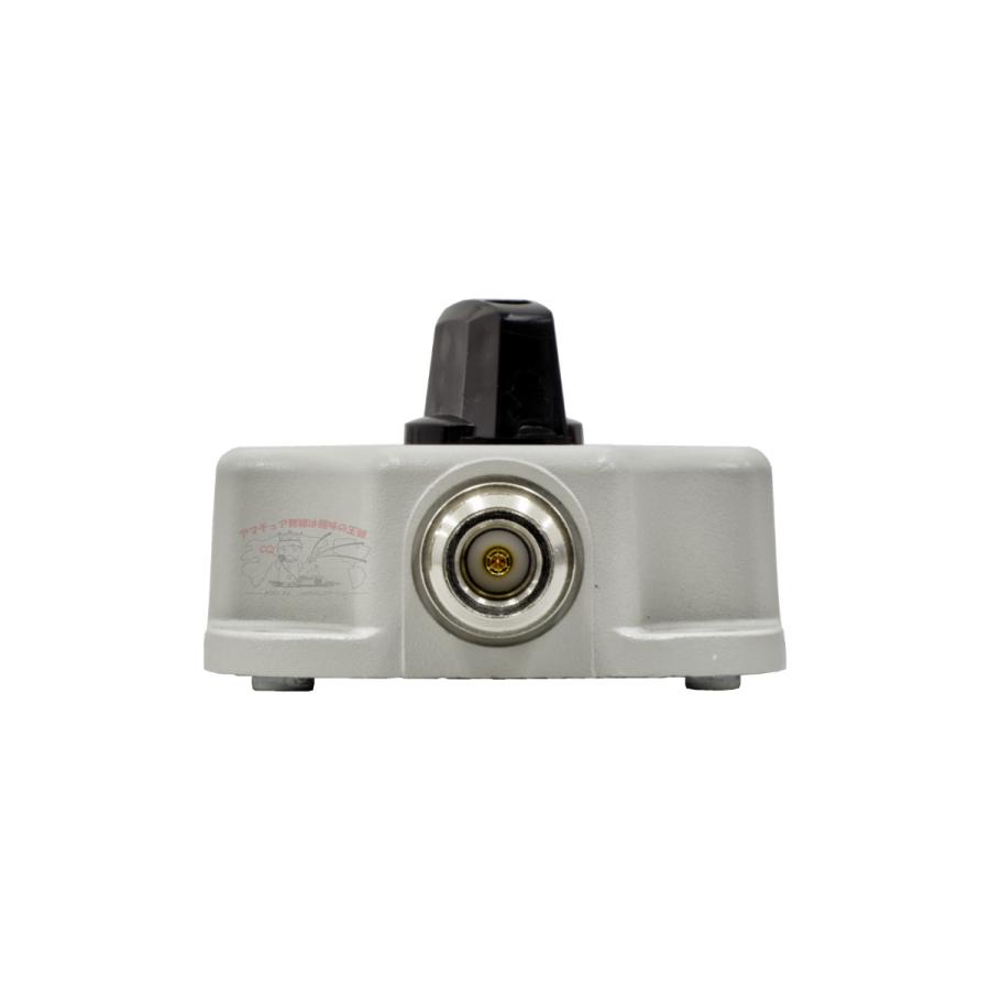 桜田通 黒トレーナーとトートバッグ