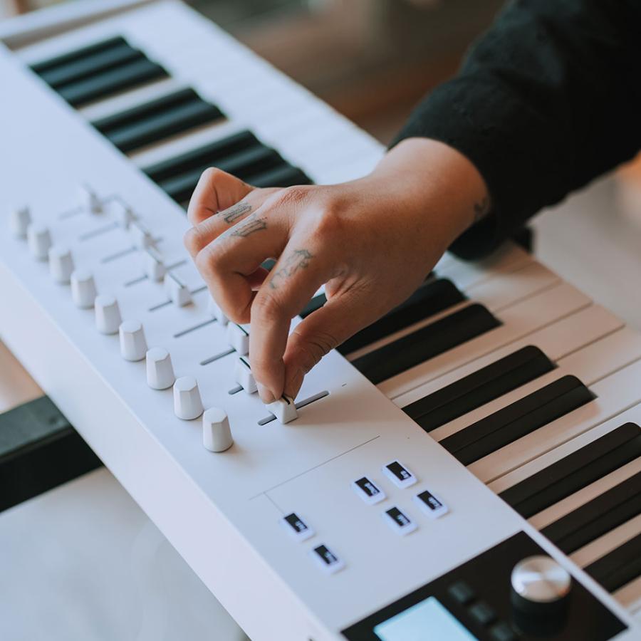 【極美品】ARTURIA KEYLAB 88 MIDIキーボード MIDIキーボード 88鍵盤 アートリア ARTURIA KeyLab Essential 88