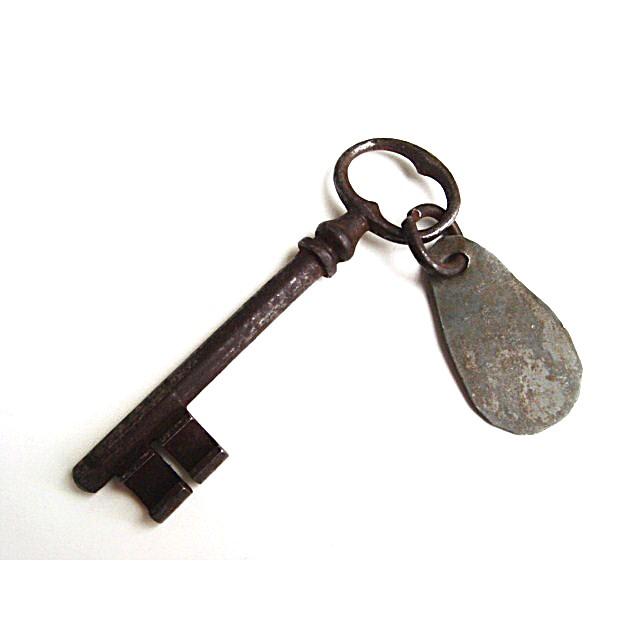 アンティークキー E ノスタルジック 扉の鍵 しずく型プレート
