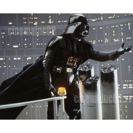 スター・ウォーズ』手をのばすダース・ベイダーの写真 : シネマインク