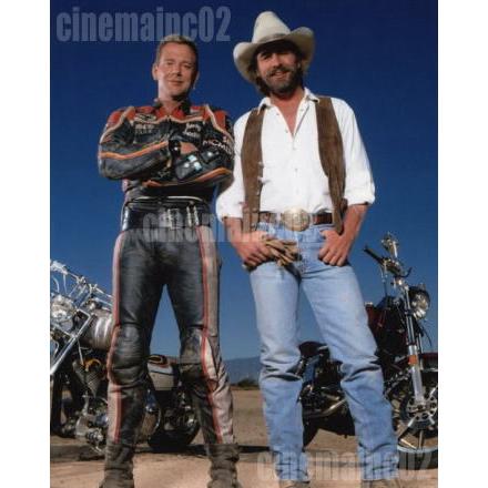 ハーレーダビッドソン&マルボロマン』バイクを背に立つ2人の写真 