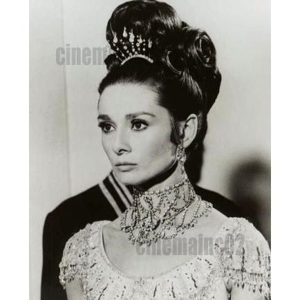 オードリー・ヘップバーン/豪華なティアラとネックレスの写真/白黒