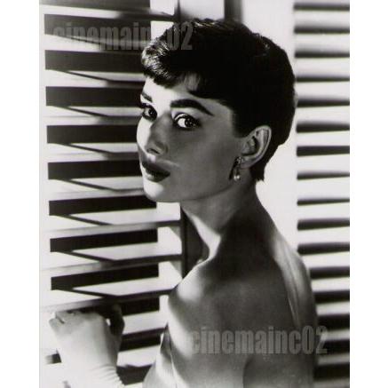 オードリー・ヘップバーン/ブラインドに手を置く写真/白黒 : シネマ