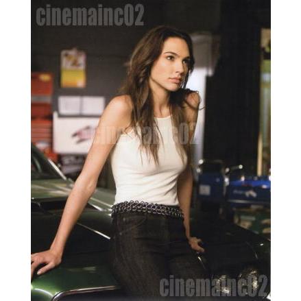 ガル・ガドット/『ワイルド・スピードMAX』車に座るジゼルの写真