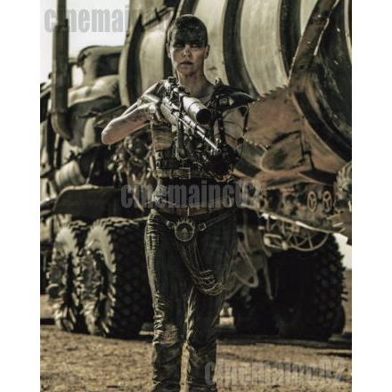 シャーリーズ・セロン/『マッドマックス怒りのデス・ロード』銃構えるフュリオサの写真｜cinemainc2019
