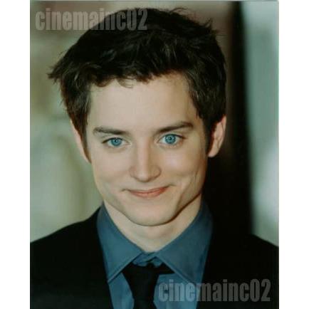 イライジャ・ウッド/青シャツにジャケットで笑顔のアップ写真 : シネマ 