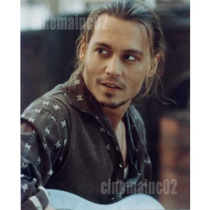 ジョニー・デップ/『ショコラ』ギターを持つルーの写真 : シネマインク
