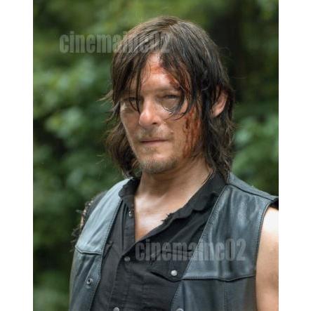 海外ドラマ『ウォーキング・デッド』森で見つめるダリル(ノーマン