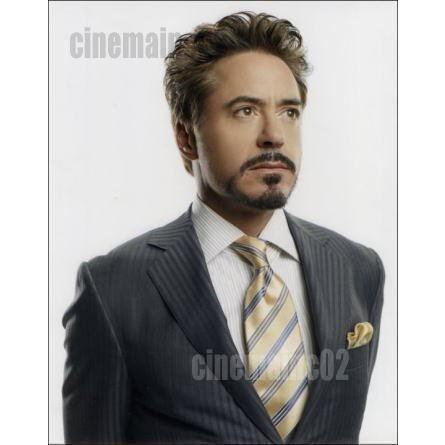 ロバート・ダウニー・Jr./『アイアンマン』スーツを着て遠くを見る