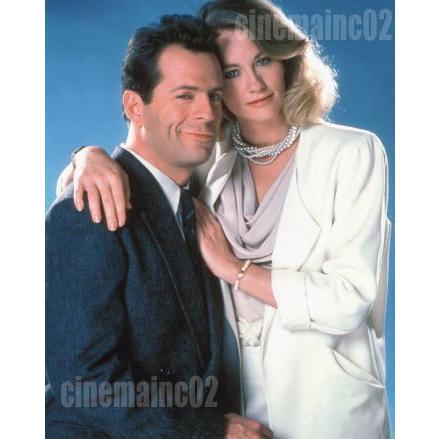 海外ドラマ『こちらブルームーン探偵社』顔を寄せ合うマディと