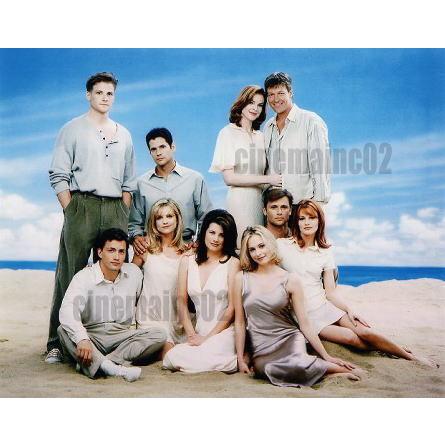 海外ドラマ『メルローズ・プレイス』浜辺のキャスト10人の写真