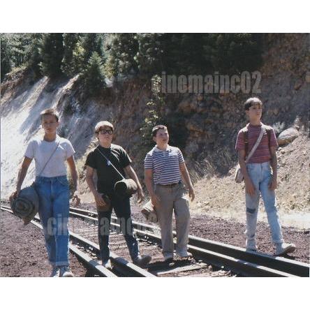映画『スタンド・バイ・ミー』線路に沿って歩く4人の写真/リバー
