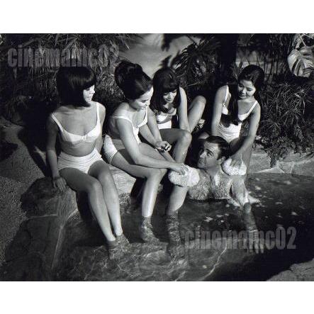映画『007は二度死ぬ』1967年 ショーン・コネリー　スチール写真　10枚 007は二度死ぬ』入浴中のボンドとボンドガールの写真・白黒/ショーン