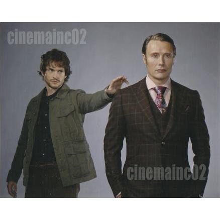 海外ドラマ『ハンニバル』レクターと肩に触れようとするウィルの写真