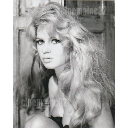ブリジット・バルドー/横目で見つめるアップ写真・白黒 : シネマインク