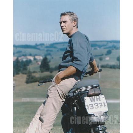 スティーブ・マックイーン/『大脱走』バイクに座って遠くを見る写真