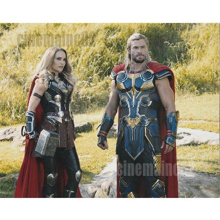 ソー:ラブ&サンダー』二人のマイティ・ソーの写真/クリス