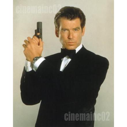 ピアース・ブロスナン/『007 ゴルデンアイ』タキシードで銃を持つ