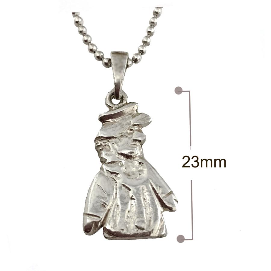 小さなエメラルドを指でつまんだペンダントヘッド 小さなエメラルドを指でつまんだペンダントヘッド