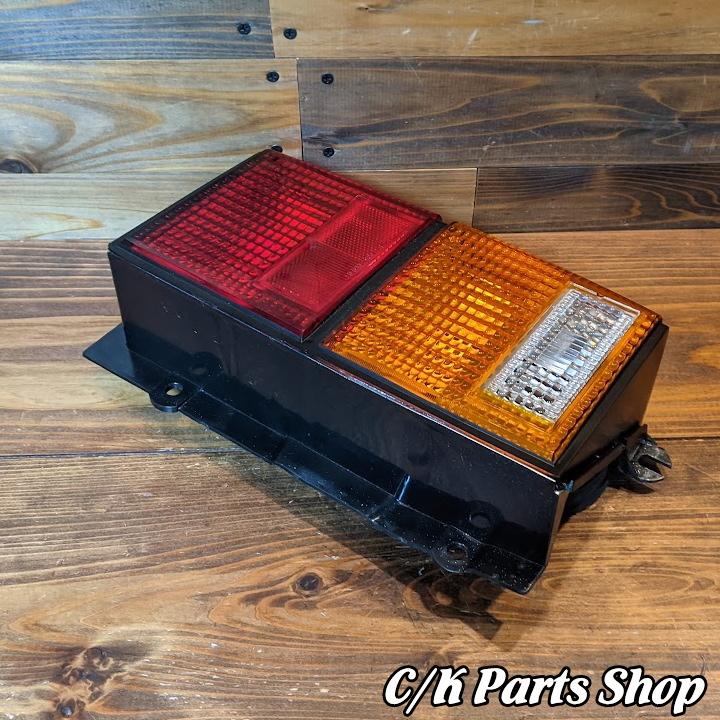 テールランプ 右 US仕様 レッド＆アンバー 84-96年 7MX XJチェロキー